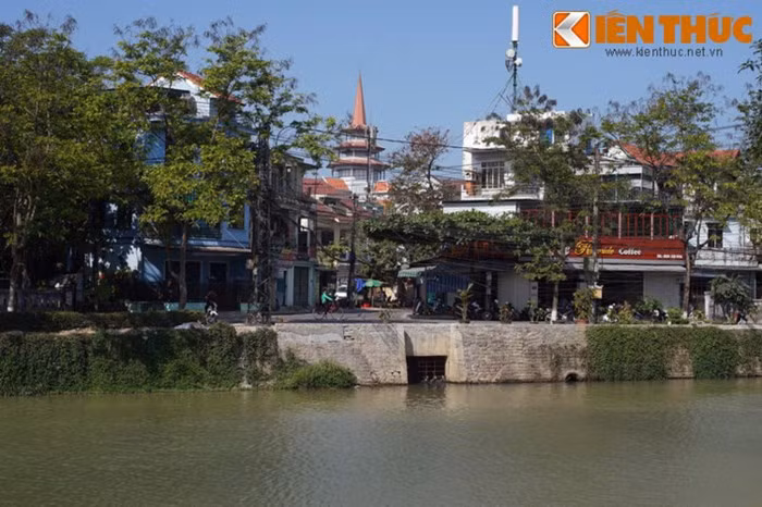 Theo truyền thuyết, trong quá trình đào sông An Cựu, hang động của một con thuồng luồng khổng đã vô tình bị mở. Mỗi khi trời nắng, con thuồng luồng không chịu được thời tiết nóng trở nên dữ tợn, vẫy vùng, khuấy đảo phù sa, làm đục ngầu cả dòng nước.