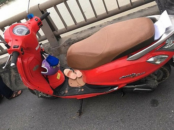  Nạn nhân để lại chiếc xe máy cùng thư tuyệt mệnh. (Nguồn FB TTHD)