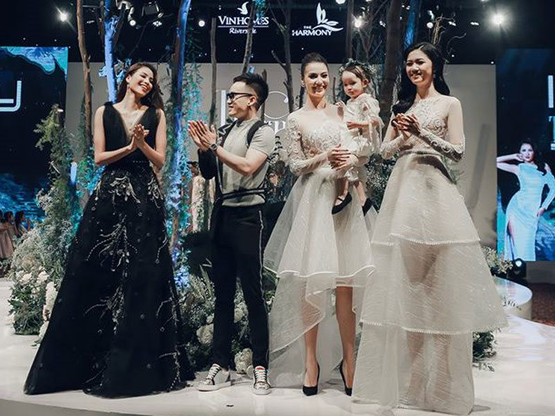 NTK Hà Duy đã có show diễn thời trang cá nhân đầu tiên "The Harmony" sau 6 năm hoạt động chuyên nghiệp tại Hà Nội. NTK Hà Duy đã có show diễn thời trang cá nhân đầu tiên