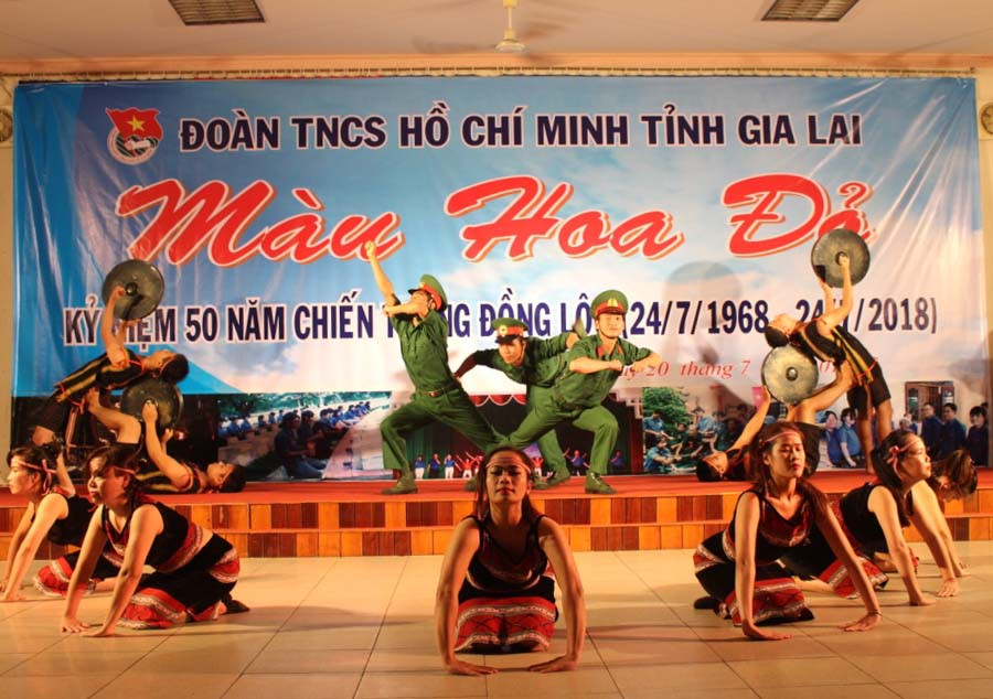  Tiết mục Trong lòng dân do đơn vị Đoàn Thanh niên Quân sự tỉnh biểu diễn. Ảnh: Phan Lài