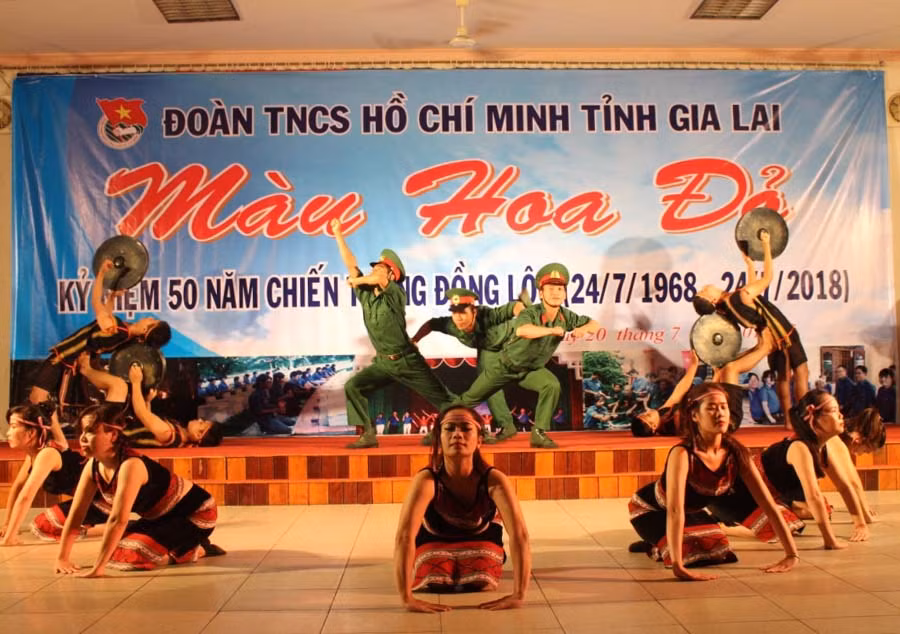  Tiết mục Trong lòng dân do đơn vị Đoàn Thanh niên Quân sự tỉnh biểu diễn. Ảnh: Phan Lài