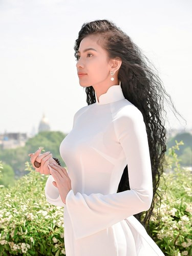  Nhan sắc đằm thắm của Trương Thị May giữa trời Paris.