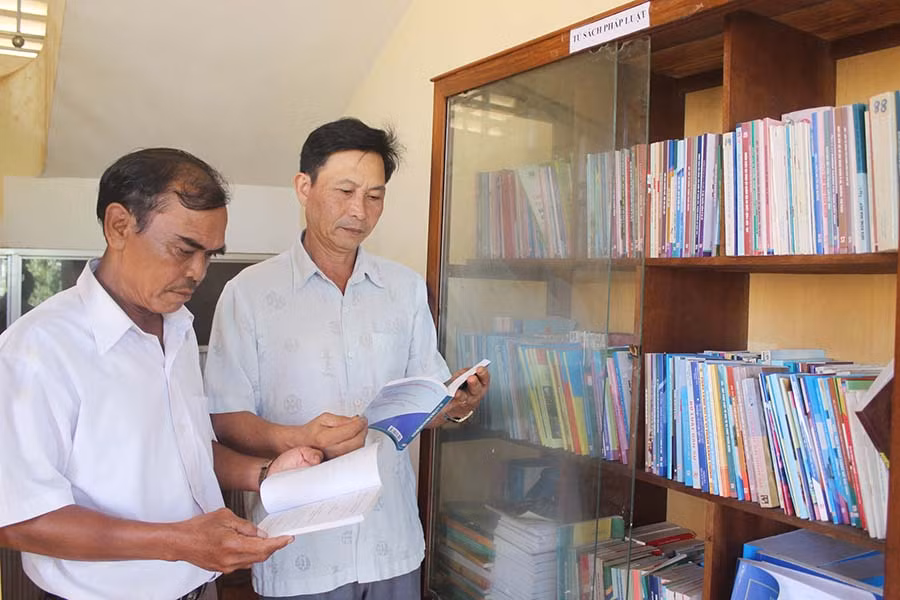  Người dân được tham khảo các kiến thức về pháp luật tại “Tủ sách pháp luật” của UBND xã Biển Hồ. Ảnh: N.T