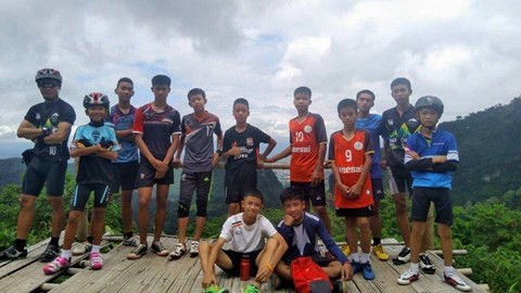 Hình ảnh 12 cậu bé trong đội bóng thiếu niên "Lợn Hoang" trước khi mất tích.  Hình ảnh 12 cậu bé trong đội bóng thiếu niên