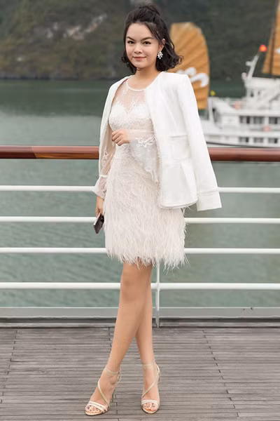 Phạm Quỳnh Anh thỉnh thoảng làm khách mời trong các sự kiện hoặc chương trình thời trang của nhà thiết kế thân thiết. Trong ảnh: cô dự buổi ra mắt bộ sưu tập mới của nhà thiết kế Lê Thanh Hòa trên du thuyền tại Vịnh Hạ Long hồi tháng 4.