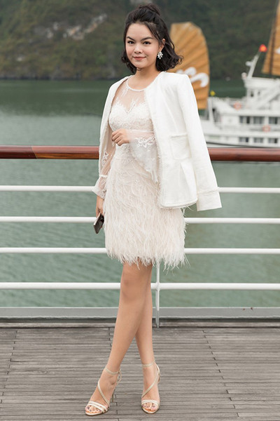 Phạm Quỳnh Anh thỉnh thoảng làm khách mời trong các sự kiện hoặc chương trình thời trang của nhà thiết kế thân thiết. Trong ảnh: cô dự buổi ra mắt bộ sưu tập mới của nhà thiết kế Lê Thanh Hòa trên du thuyền tại Vịnh Hạ Long hồi tháng 4.