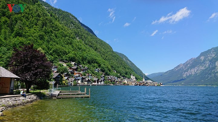 Bạn có thể thuê ca nô tự lái hoặc đi tàu khách 