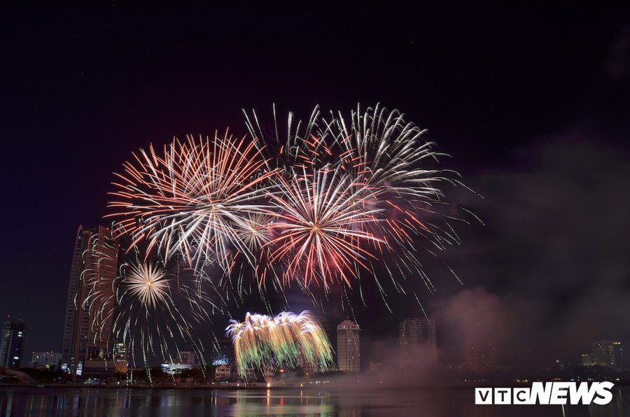 Đội pháo hoa đến từ Italia đã vẽ lên bầu trời những bức tranh tuyệt đẹp và đầy ánh sáng trên bầu trời Đà Nẵng. 