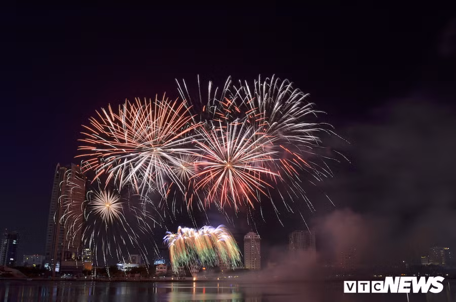 Đội pháo hoa đến từ Italia đã vẽ lên bầu trời những bức tranh tuyệt đẹp và đầy ánh sáng trên bầu trời Đà Nẵng. 