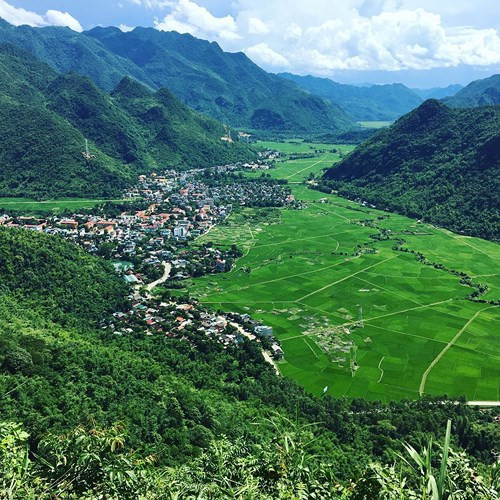 Thung lũng Mai Châu: Từ trên cao nhìn xuống, thung lũng Mai Châu hiện ra với những thửa ruộng bậc thang nối tiếp nhau trải dài, những hàng cây xanh rì cùng với những nếp nhà sàn nhỏ li ti, bảng lảng khói sương hòa quyện. Đến Mai Châu vào khoảng tháng 10 - 12 hoặc tháng 3, 4 hàng năm, bạn sẽ được chiêm ngưỡng vẻ đẹp của rừng hoa ban, hoa mận và hoa đào, thưởng thức đặc sản rừng núi tại các bản làng du lịch như bản Lác hay bản Poom… Ảnh Dulich 24.