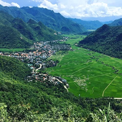 Thung lũng Mai Châu: Từ trên cao nhìn xuống, thung lũng Mai Châu hiện ra với những thửa ruộng bậc thang nối tiếp nhau trải dài, những hàng cây xanh rì cùng với những nếp nhà sàn nhỏ li ti, bảng lảng khói sương hòa quyện. Đến Mai Châu vào khoảng tháng 10 - 12 hoặc tháng 3, 4 hàng năm, bạn sẽ được chiêm ngưỡng vẻ đẹp của rừng hoa ban, hoa mận và hoa đào, thưởng thức đặc sản rừng núi tại các bản làng du lịch như bản Lác hay bản Poom… Ảnh Dulich 24.