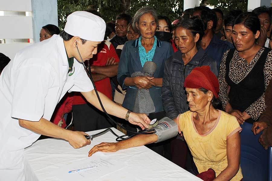 Bác sĩ Bện viện Quân y 211 khám bệnh cho người dân