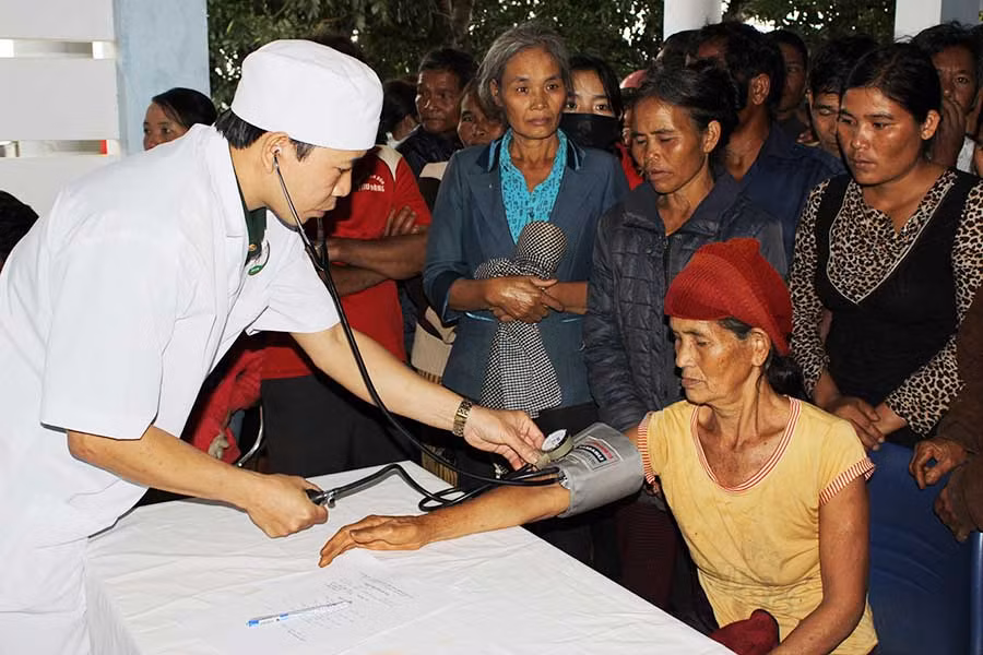 Bác sĩ Bện viện Quân y 211 khám bệnh cho người dân