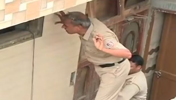 Cảnh sát tại hiện trường vụ án. Cảnh sát tại hiện trường vụ án.