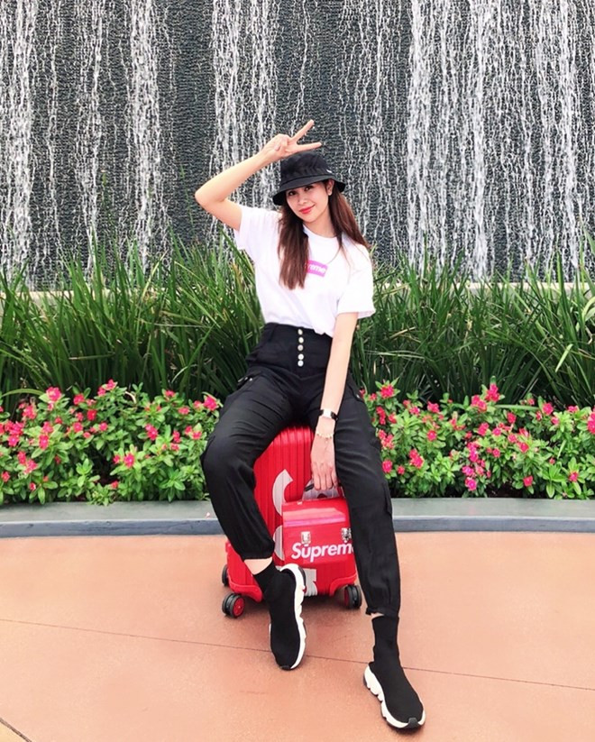 Áo thun trắng, quần jogger cạp cao và giày thể thao Balenciaga là bộ ba hoàn hảo giúp Sella Trương phô dáng chuẩn, lại tôn được vẻ thời thượng.