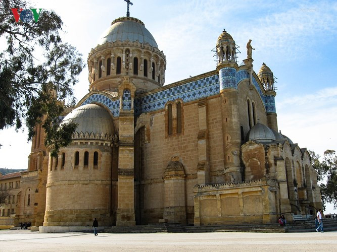 Nhà thờ Notre Dame D’Afrique tại thành phố Algiers, được xây dựng theo phong cách Nhà Thờ Đức Bà tại Paris.