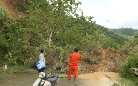 Đất đá tràn ra đường khiến giao thông hoàn toàn bị tắc nghẽn. Ảnh:T.V