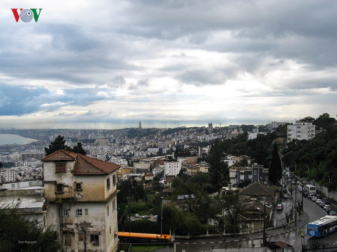 Bình minh mưa trên thành phố Algiers. Trong ảnh, từ rất xa cũng có thể nhìn thấy Martyrs' Memorial nổi bật giữa thành phố.
