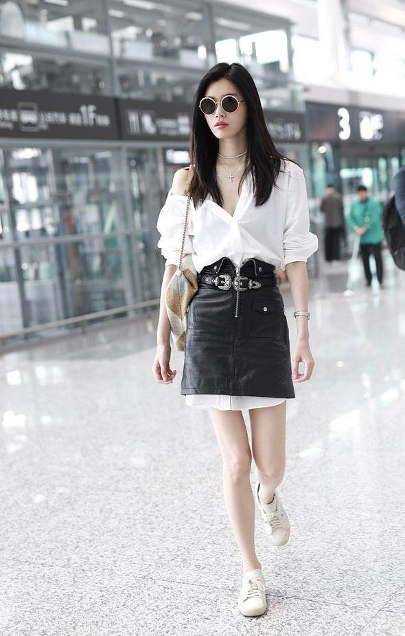 Thay vì mặc sơ mi như bình thường, Hề Mộng Dao làm mới bằng cách buông 2 nút đầu tiên, kéo cổ áo trễ về phía sau để lộ phần vai thon thả. Cô nàng khéo léo mix sơ mi trắng dáng dài cùng chân váy da cách điệu, tăng thêm nét cá tính. Thay vì mặc sơ mi như bình thường, Hề Mộng Dao làm mới bằng cách buông 2 nút đầu tiên, kéo cổ áo trễ về phía sau để lộ phần vai thon thả. Cô nàng khéo léo mix sơ mi trắng dáng dài cùng chân váy da cách điệu, tăng thêm nét cá tính.