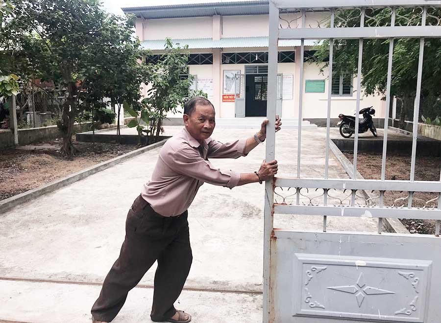  Ông Nay Ka-Bí thư chi bộ buôn Phu Ma Nhe 2 (xã Ia Rtô) trước nhà sinh hoạt cộng đồng do gia đình ông hiến đất để xây dựng. Ảnh: Đ.P