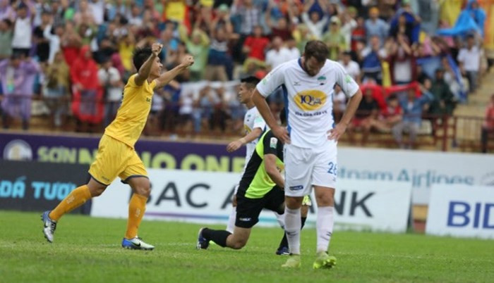  Xuân Mạnh ăn mừng bàn nâng tỷ số lên 2-0 cho SLNA trước HAGL chiều nay. Ảnh: I.T