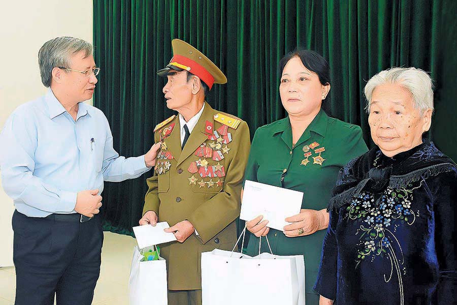  Đồng chí Trần Quốc Vượng-Ủy viên Bộ Chính trị, Thường trực Ban Bí thư tặng quà các gia đình chính sách phường Phù Đổng (TP. Pleiku). Ảnh: Đ.T