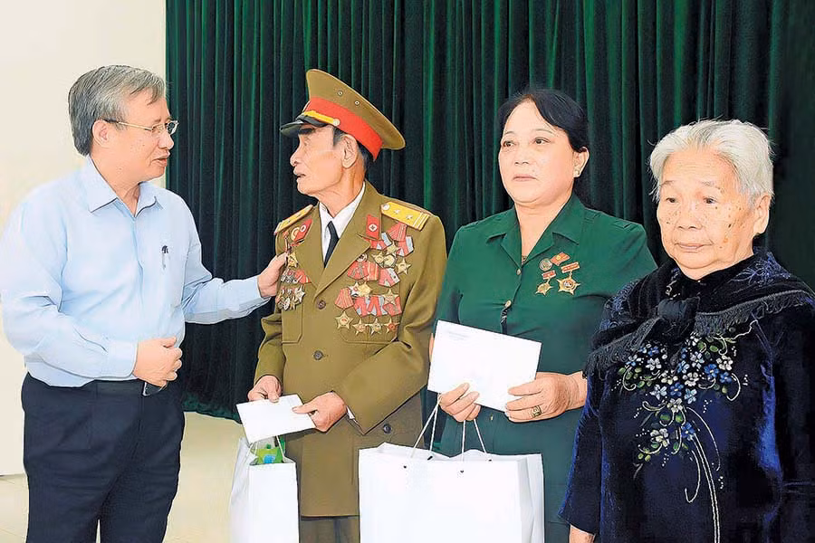  Đồng chí Trần Quốc Vượng-Ủy viên Bộ Chính trị, Thường trực Ban Bí thư tặng quà các gia đình chính sách phường Phù Đổng (TP. Pleiku). Ảnh: Đ.T