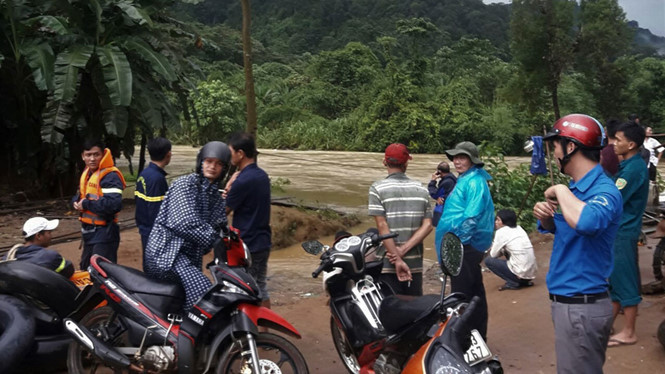 Lực lượng cứu hộ bám sông suốt 4 ngày tìm kiếm thi thể nạn nhân