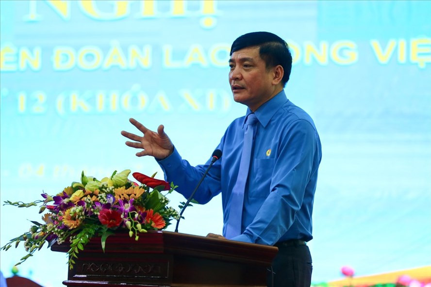 Đồng chí Bùi Văn Cường, Ủy viên TƯ Đảng, Chủ tịch Tổng LĐLĐVN phát biểu khai mạc Hội nghị.