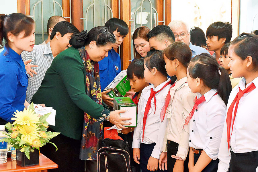 Phó Chủ tịch Thường trực Quốc hội Tòng Thị Phóng trao học bổng cho học sinh nghèo vượt khó. Ảnh: Đức Thụy Phó Chủ tịch Thường trực Quốc hội Tòng Thị Phóng làm việc tại xã Ayun (huyện Mang Yang). Ảnh: Đức Thụy