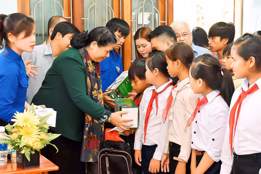 Phó Chủ tịch Thường trực Quốc hội Tòng Thị Phóng làm việc tại xã Ayun (huyện Mang Yang). Ảnh: Đức Thụy