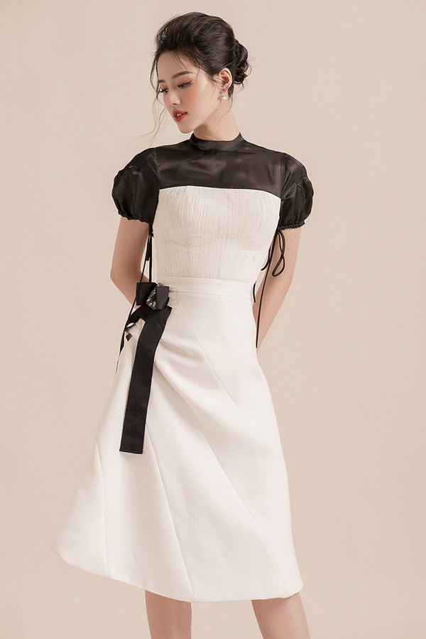 Khánh Linh gợi ý các chị em công sở nên chọn gam màu trắng đen, mang đến vẻ thanh lịch, duyên dáng. Sự kết hợp của hai tông màu đối lập này chưa bao giời lỗi mốt.