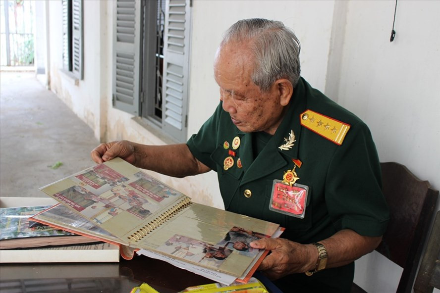 Ông Sáu Trọng trở về dự cuộc họp mặt 70 năm Ngày truyền thống Tiểu đoàn 307. Ông Sáu Trọng trở về dự cuộc họp mặt 70 năm Ngày truyền thống Tiểu đoàn 307.