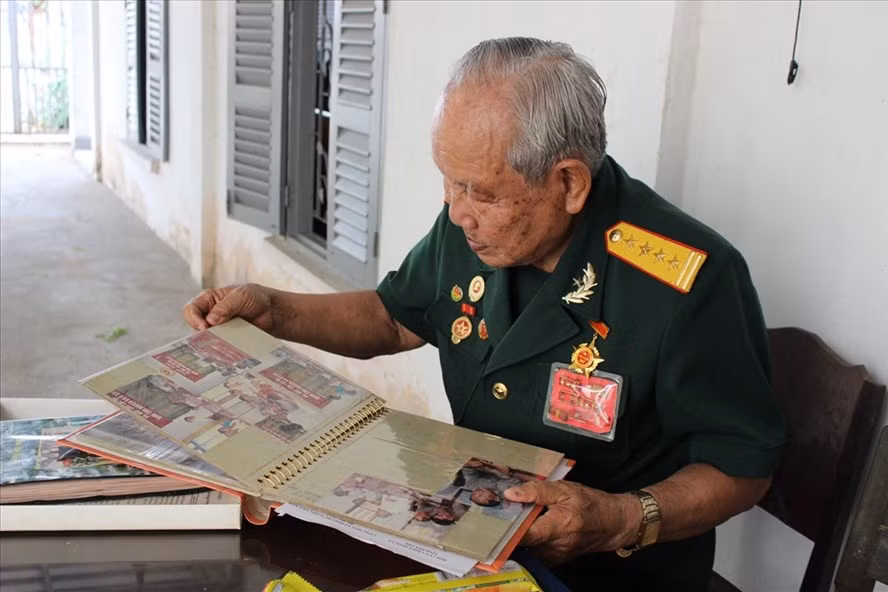 Ông Sáu Trọng trở về dự cuộc họp mặt 70 năm Ngày truyền thống Tiểu đoàn 307.