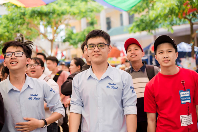 Phạm Quang Duy (giữa) cùng các bạn trong lớp