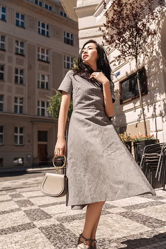 Váy tông màu ghi xám trên chất liệu thoáng mát được phối hợp nhịp nhàng cùng túi Chloe hot trend mùa mốt 2018. Váy tông màu ghi xám trên chất liệu thoáng mát được phối hợp nhịp nhàng cùng túi Chloe hot trend mùa mốt 2018.