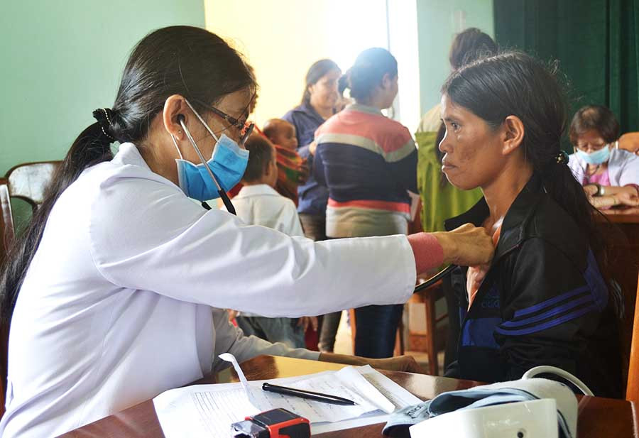  Các bác sĩ tình nguyện từ TP. Hồ Chí Minh đang khám bệnh cho người dân xã Ia Chía (huyện Ia Grai). Ảnh: Lê Hòa