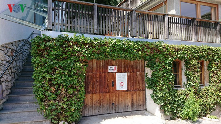  Nhiều ngôi nhà trong làng đã dán các tờ giấy khuyến cáo 