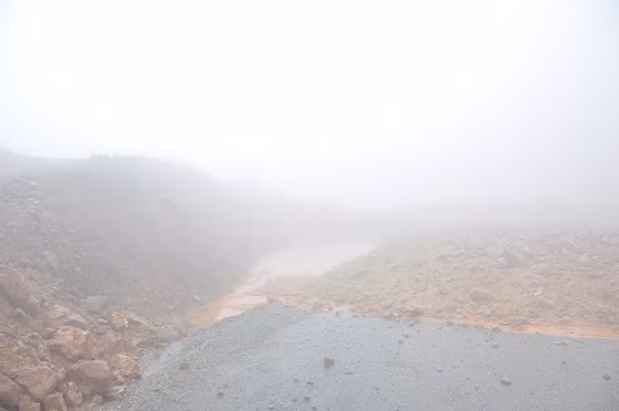  Đường sạt lở và màn sương bao phủ nên việc đi lại rất khó khăn