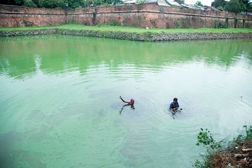 Lực lượng chức năng đang thực nghiệm hiện trường