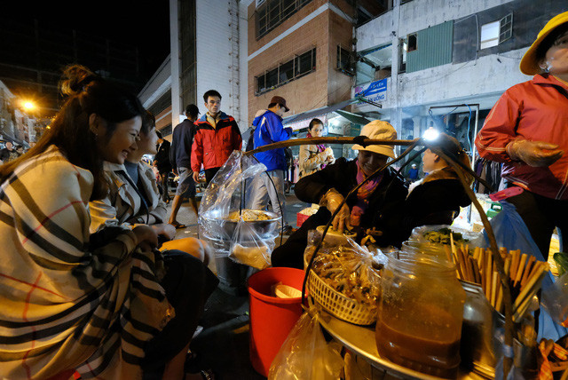  Du khách Thái Lan ăn tối tại chợ đêm Đà Lạt