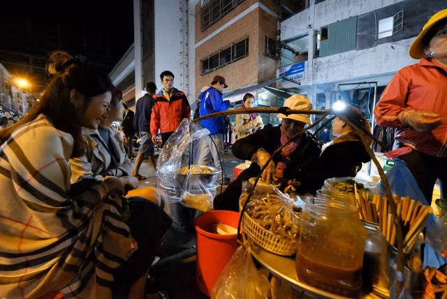  Du khách Thái Lan ăn tối tại chợ đêm Đà Lạt