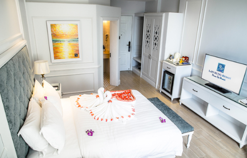 Màu chủ đạo của kiến trúc là xanh và trắng. Màu xanh đại diện cho màu của đại dương và màu trắng liên tưởng đến những đám mây bồng bềnh. Giá từ 1,69 triệu đồng đến 5,585 triệu đồng một đêm.