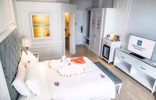 Màu chủ đạo của kiến trúc là xanh và trắng. Màu xanh đại diện cho màu của đại dương và màu trắng liên tưởng đến những đám mây bồng bềnh. Giá từ 1,69 triệu đồng đến 5,585 triệu đồng một đêm.