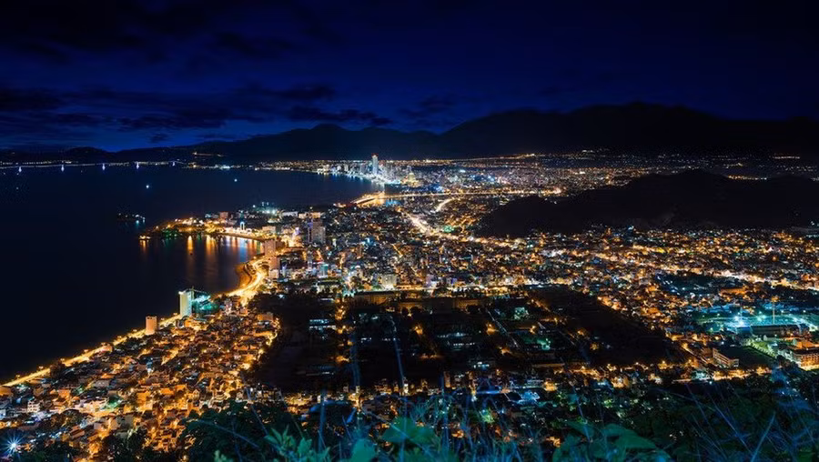 Rạng sáng 28/7, người dân Việt Nam cùng nhiều nơi trên thế giới sẽ có cơ hội chiêm ngưỡng nguyệt thực toàn phần dài nhất thế kỷ 21. Do điều kiện thời tiết, không phải nơi nào cũng có thể ngắm hiện tượng này một cách trọn vẹn. Theo dự báo, điều kiện thuận lợi cho phép từ Thừa Thiên - Huế trở vào, nhất là ven biển Trung Bộ, Nam Bộ có thể quan sát sự kiện này. Trong đó, Nha Trang, thành viên CLB các vịnh đẹp nhất thế giới, được cho là điểm ngắm trọn hiện tượng nguyệt thực kỳ thú. Ảnh: Nationalgeographic.com.