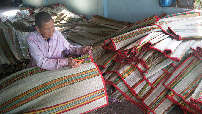 Nhiều người lớn tuổi vẫn còn làm nghề. Với kinh nghiệm lâu năm, họ chỉ dẫn lại cho người mới vào nghề. Một cặp chiếu dệt thủ công, giá khoảng 50.000 - 60.000 đồng, chiếu dệt máy giá lên 130.000 - 160.000 đồng mỗi cặp.  Nhiều người lớn tuổi vẫn còn làm nghề. Với kinh nghiệm lâu năm, họ chỉ dẫn lại cho người mới vào nghề. Một cặp chiếu dệt thủ công, giá khoảng 50.000 - 60.000 đồng, chiếu dệt máy giá lên 130.000 - 160.000 đồng mỗi cặp.