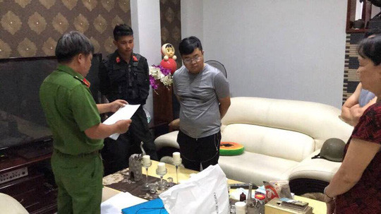  Công an đọc lệnh bắt khẩn cấp các đối tượng trong đường dây