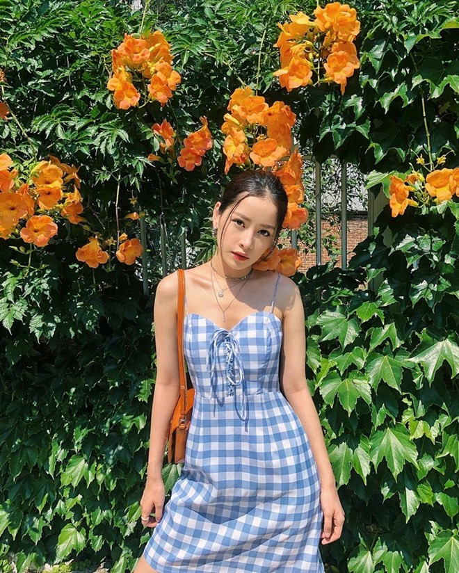 Chi Pu khoe sắc ngọt ngào với bộ đầm hai dây thắt eo nhẹ nhàng, in hoạ tiết kẻ ô vuông và phủ tông màu xanh pastel tươi tắn.