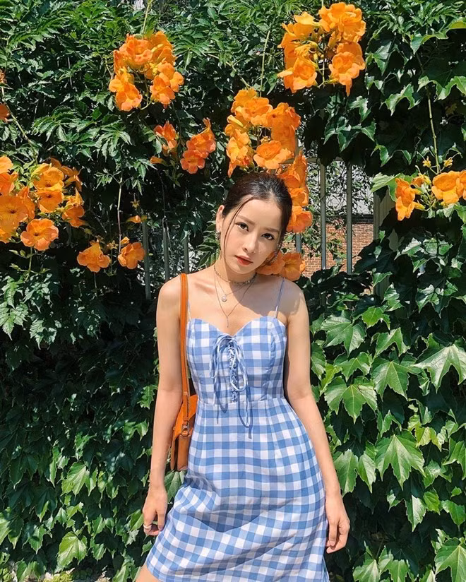 Chi Pu khoe sắc ngọt ngào với bộ đầm hai dây thắt eo nhẹ nhàng, in hoạ tiết kẻ ô vuông và phủ tông màu xanh pastel tươi tắn.