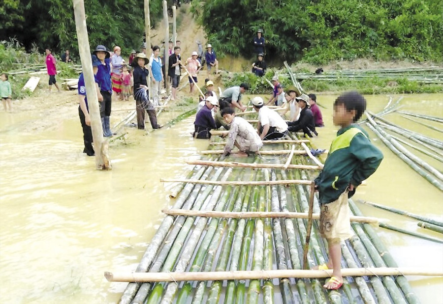  Người dân làm bè để vượt sông.